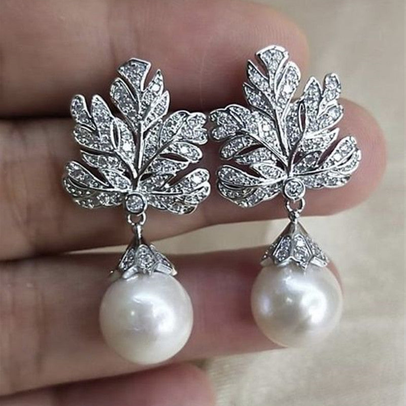 Orecchini a forma di foglia con perle per donna, design elegante, marchio Valstrend, visibili dettagli di gioielli raffinati.