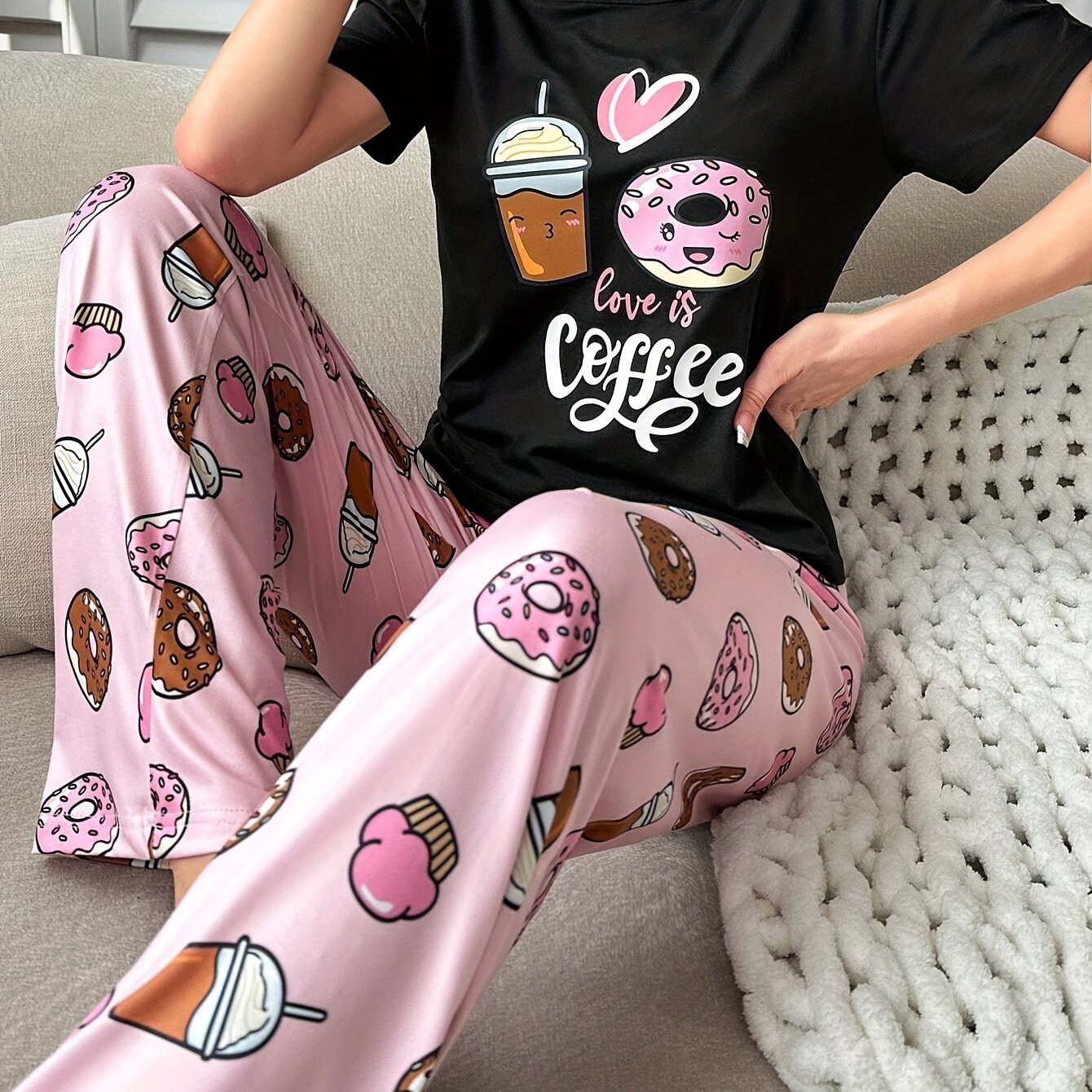 Pigiama da donna Valstrend con stampa coffee, donut e slogan, top manica corta e pantaloni elasticizzati, abbigliamento da notte casual