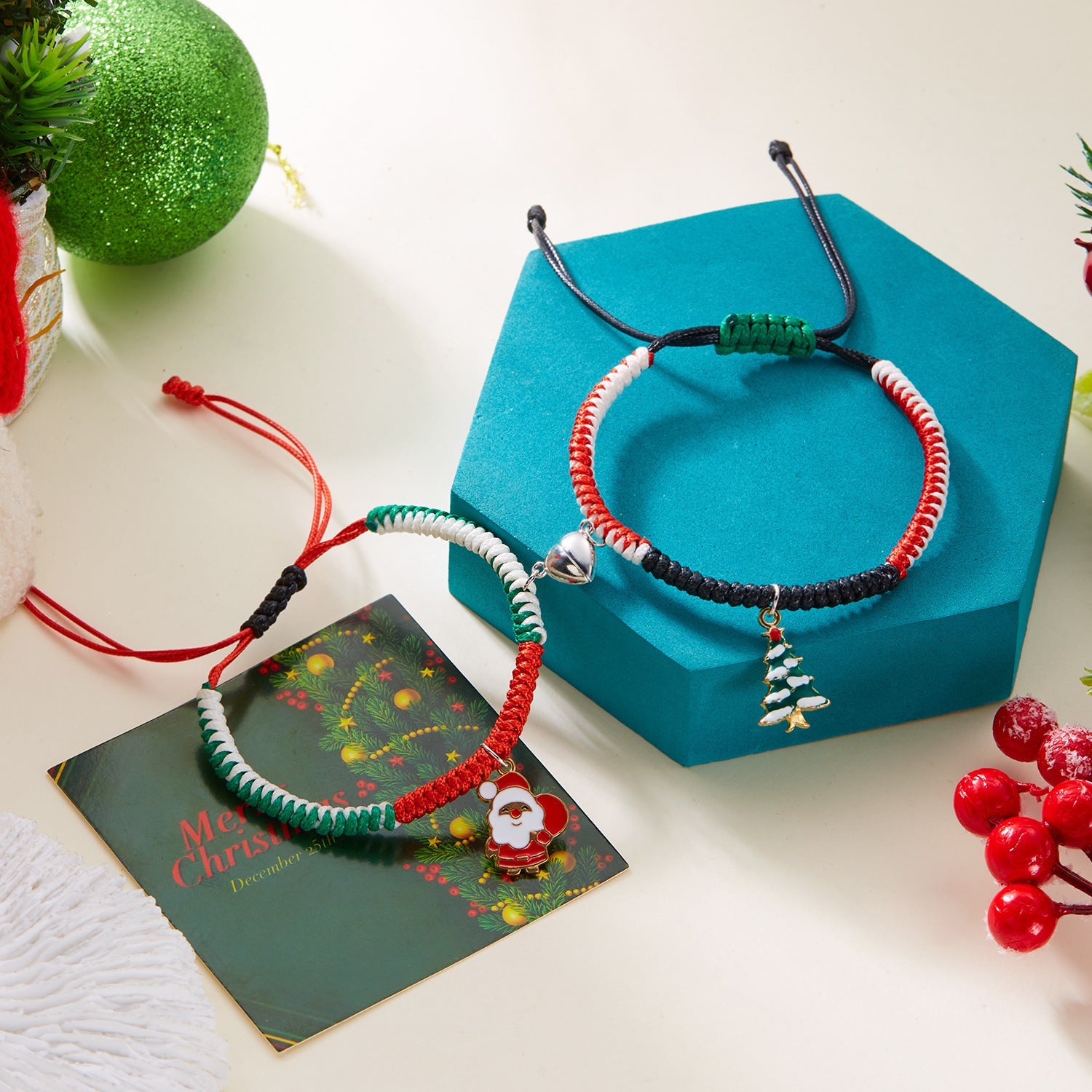 Bracciale natalizio a forma di cuore con calamite, decorato con intreccio, prodotto da Valstrend Shop, ideale per feste festive.