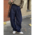 Jeans casual a vita alta e gamba larga Valstrend per donna, con taglio curvo e stile comodo, vista frontale su modello.