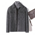 Giacca da uomo Valstrend in lana doppia faccia, cashmere e alpaca, corta, calda e morbida, vista frontale con collo e chiusura.