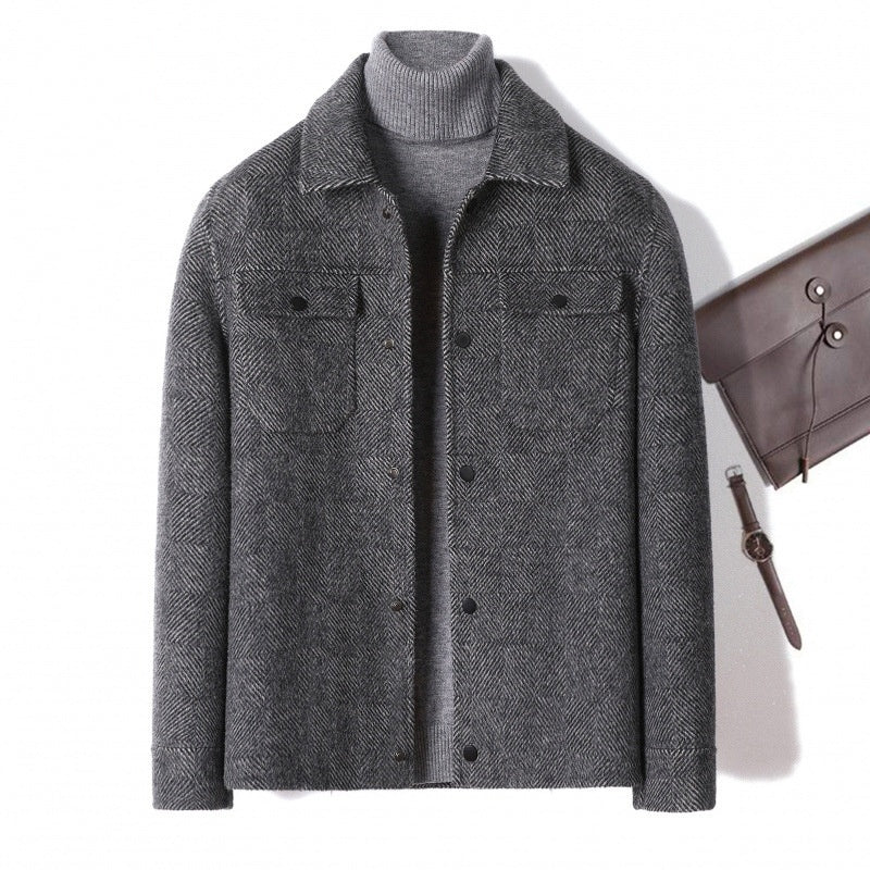 Giacca da uomo Valstrend in lana doppia faccia, cashmere e alpaca, corta, calda e morbida, vista frontale con collo e chiusura.