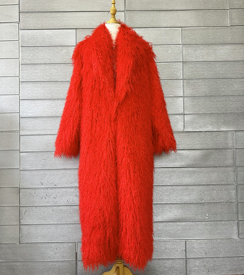 Cappotto in pelle invernale da donna con pelliccia, stile moda, firma Valstrend, dettaglio di cappotto caldo e elegante.