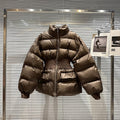 Giacca in cotone calda e alla moda per donna, stile elegante e confortevole, marca Valstrend shop, vista frontale.