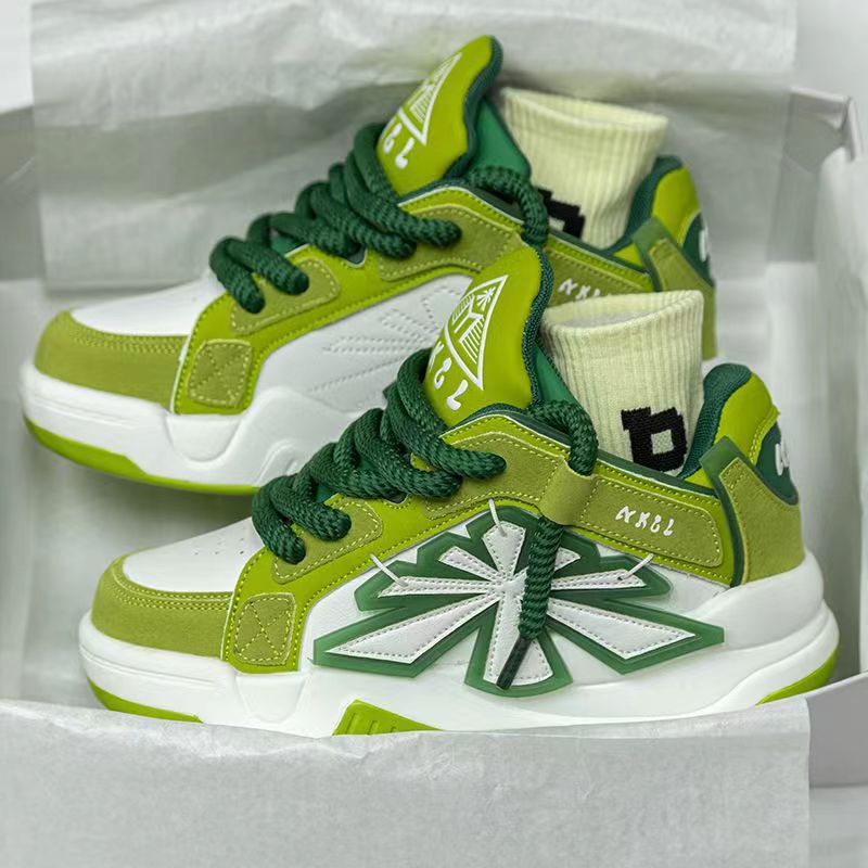Scarpe Daddy Niche Bread stile coreano con suola spessa e alta, marca Valstrend, vista frontale con dettagli trendy e robusti