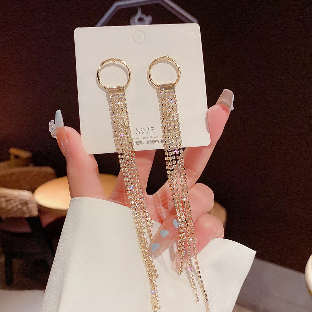 Orecchini in argento sterling con perle leggere e di lusso, dal design elegante e raffinato, perfetti per uno stile sofisticato.