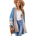 Cappotto maglia femminile di mezza lunghezza Valstrend, stile elegante con cappuccio e tasche, indossato da una donna.