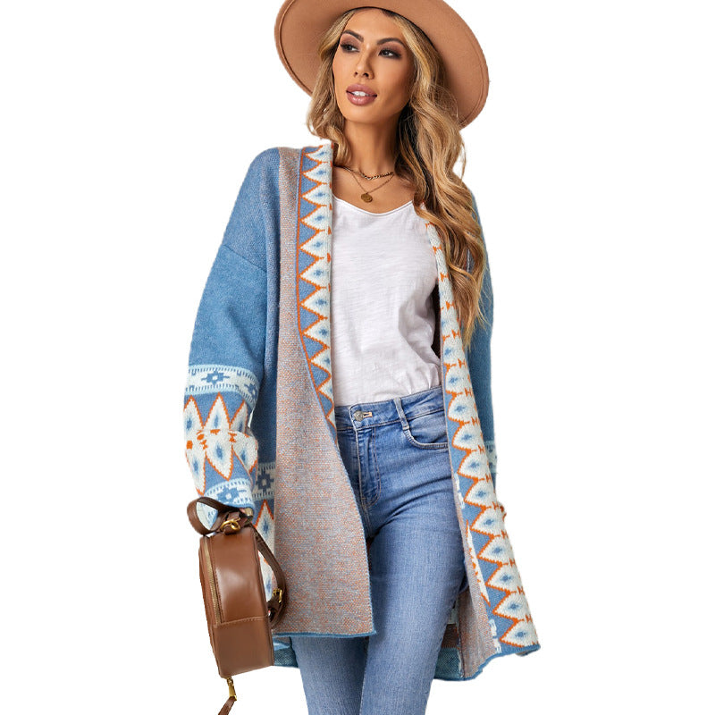 Cappotto maglia femminile di mezza lunghezza Valstrend, stile elegante con cappuccio e tasche, indossato da una donna.