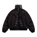 Cappotto da uomo in cotone del marchio Valstrend, stile fashion, con chiusura frontale e collo alto, indossato da un modello.