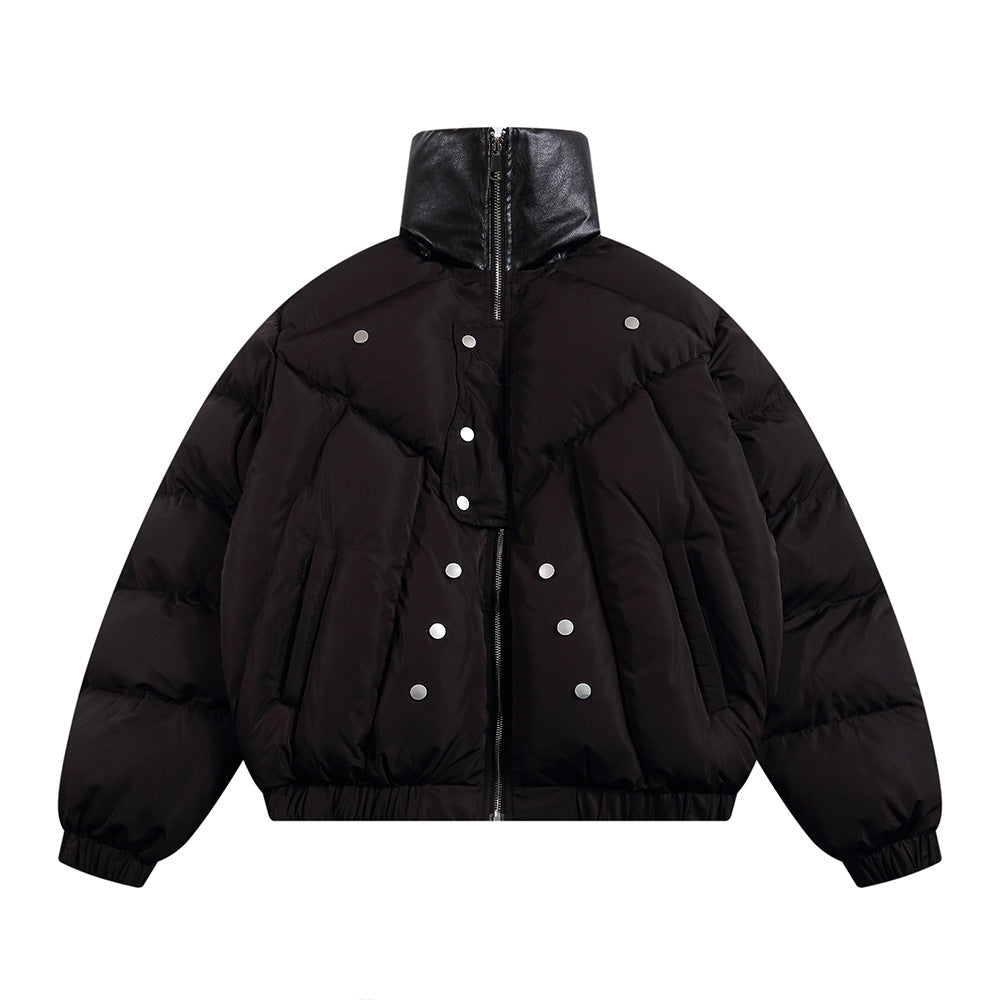 Cappotto da uomo in cotone del marchio Valstrend, stile fashion, con chiusura frontale e collo alto, indossato da un modello.