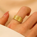 Anello da donna in acciaio inossidabile Valstrend con motivo intagliato, mostra dettagli eleganti e finitura lucida.