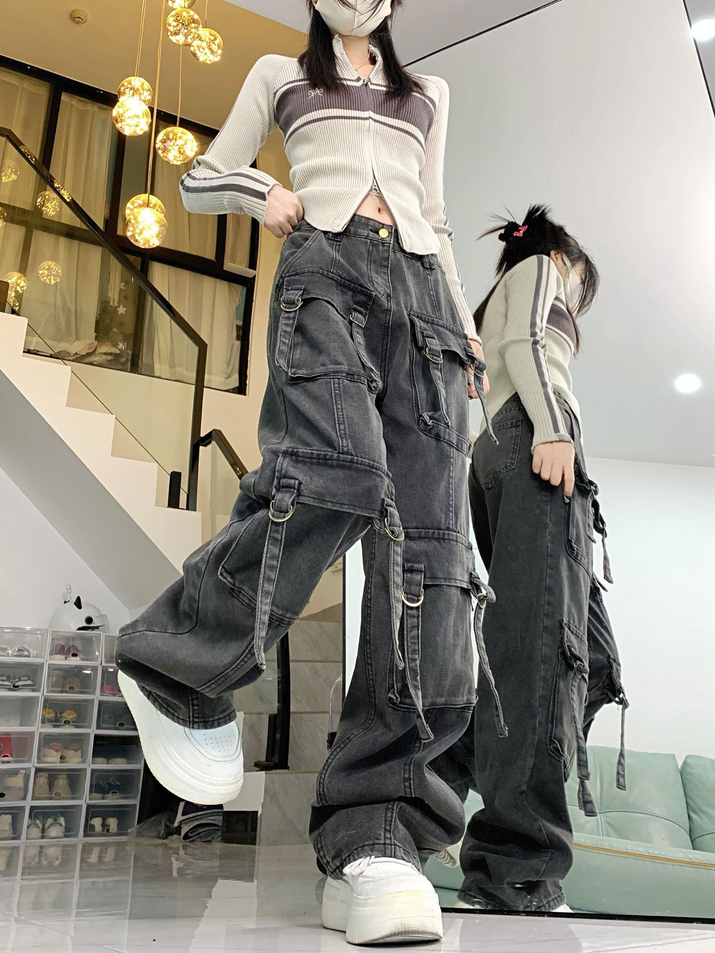 Pantaloni street a vita alta, larghi e dritti, in tessuto morbido, marca Valstrend, visibili in questa immagine.