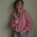 Maglione con cappuccio in cotone spesso colorato, con design a trecce, cerniera e struttura a maglia cavi, ideale per l'inverno.