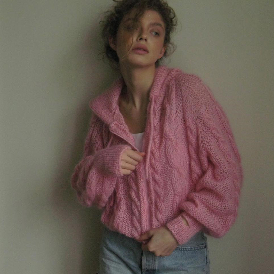 Maglione con cappuccio in cotone spesso colorato, con design a trecce, cerniera e struttura a maglia cavi, ideale per l'inverno.