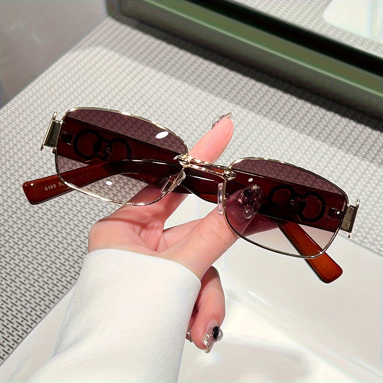Chic Women's Oval Gradient Brown Fashion Glasses - Metal Frame, Anti-Reflective Lens for Hiking & Fashion