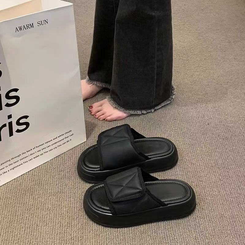 Ciabatte estive da donna Valstrend shop con suola spessa e chiusura a velcro, ideali per uso esterno e comfort estivo.