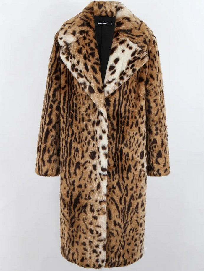 Cappotto in pelle europea e americana con pelliccia leopardata e lana artificiale, marca Valstrend, vista frontale su modella.