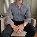 Camicia da uomo a quadri Valstrend, modello fresco e comodo, con dettagli visibili in tessuto e stile casual.