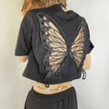 T-shirt corta nera Valstrend con lacci, farfalla in pizzo e dettaglio navel esposto, stile trendy e femminile