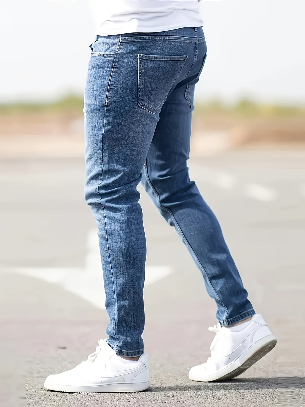 Jeans slim fit da uomo Valstrend con strappi, in denim comodo e versatile, adatti a tutte le stagioni, vista frontale.