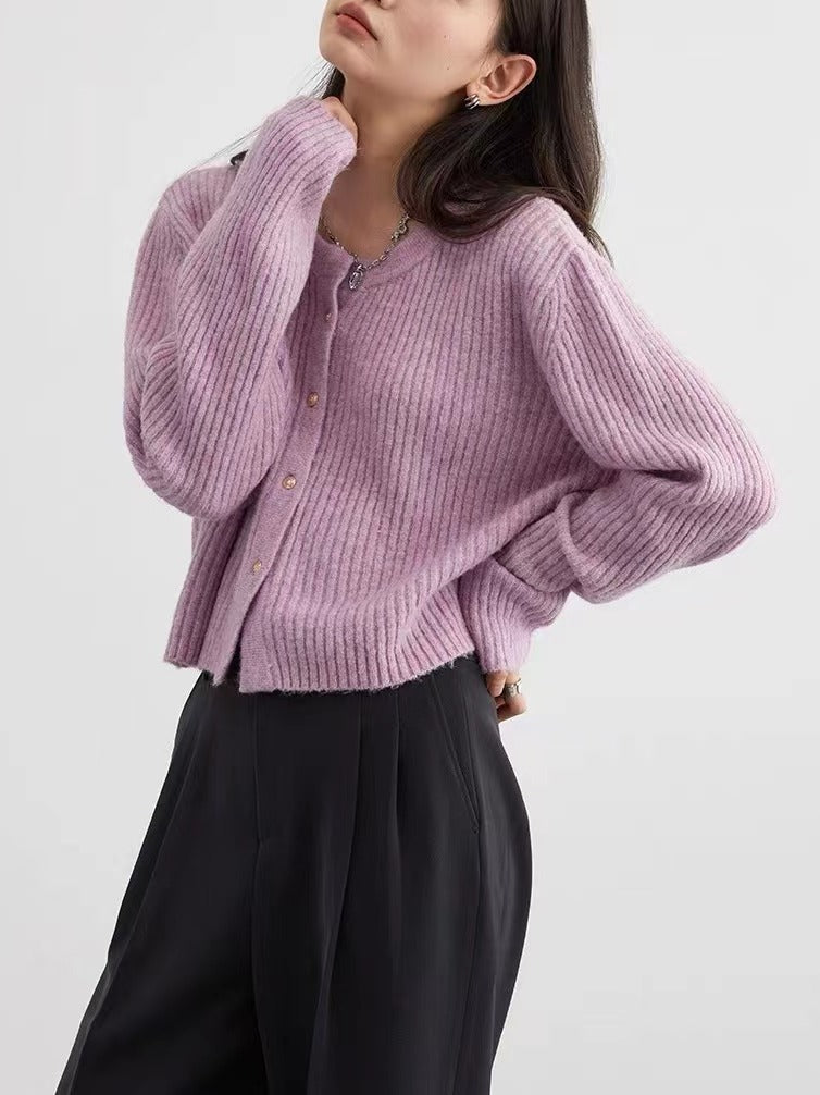 Cardigan a maglia semplice a collo rotondo per autunno e inverno, marca Valstrend, in tessuto caldo e morbido, immagine frontale.