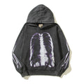 Felpa con cappuccio vintage e stile usurato con stampa skull e ossa, marca Valstrend, tessuto morbido e look casual.
