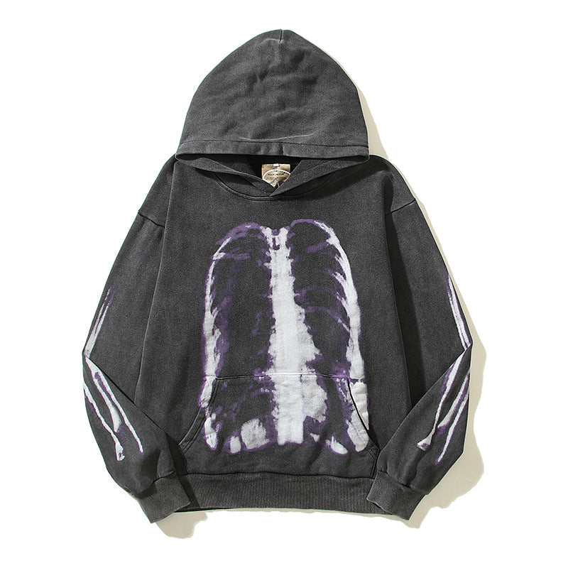 Felpa con cappuccio vintage e stile usurato con stampa skull e ossa, marca Valstrend, tessuto morbido e look casual.