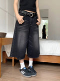 Shorts da uomo a vita alta e gamba larga in jeans cropped Valstrend, stile moderno, con dettagli di design visibili.