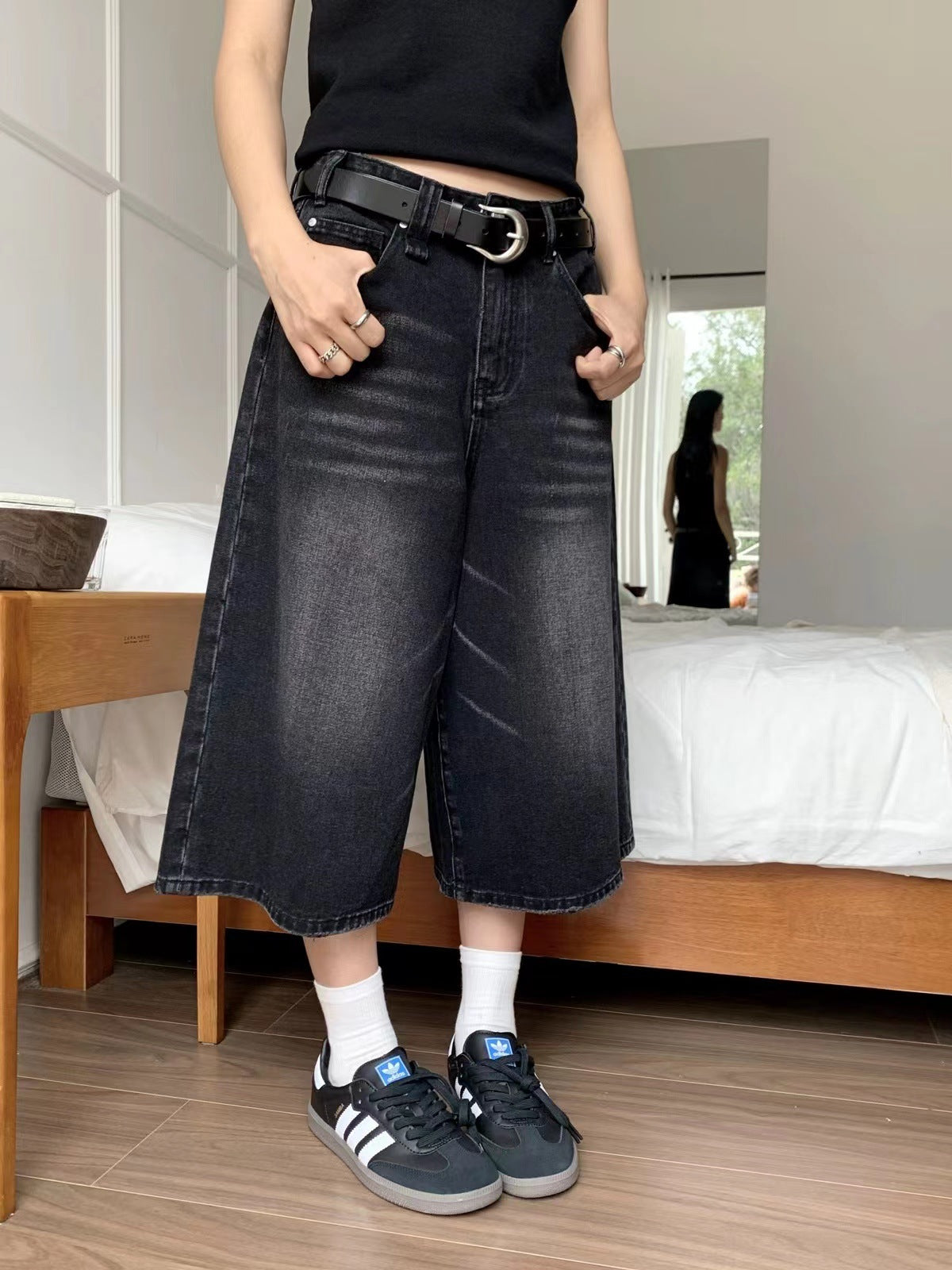 Shorts da uomo a vita alta e gamba larga in jeans cropped Valstrend, stile moderno, con dettagli di design visibili.