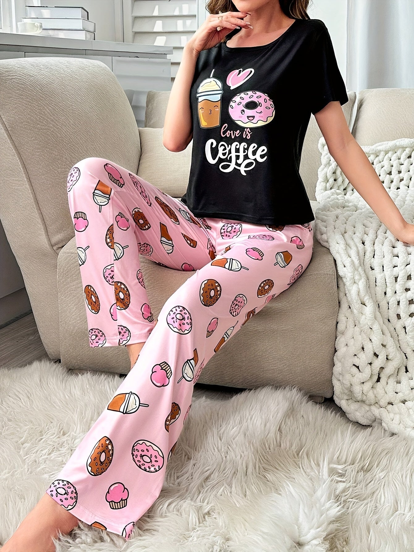 Set pigiama donna Valstrend con stampa di caffè, ciambelle e slogan, maglietta a maniche corte e pantaloni elasticizzati comodi