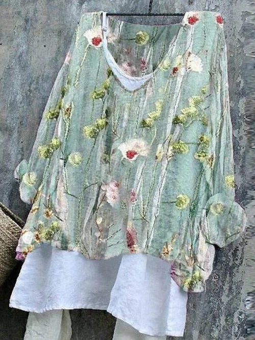 Camicia femminile con scollo a V a maniche lunghe con motivo floreale, marca Valstrend shop, vista frontale.