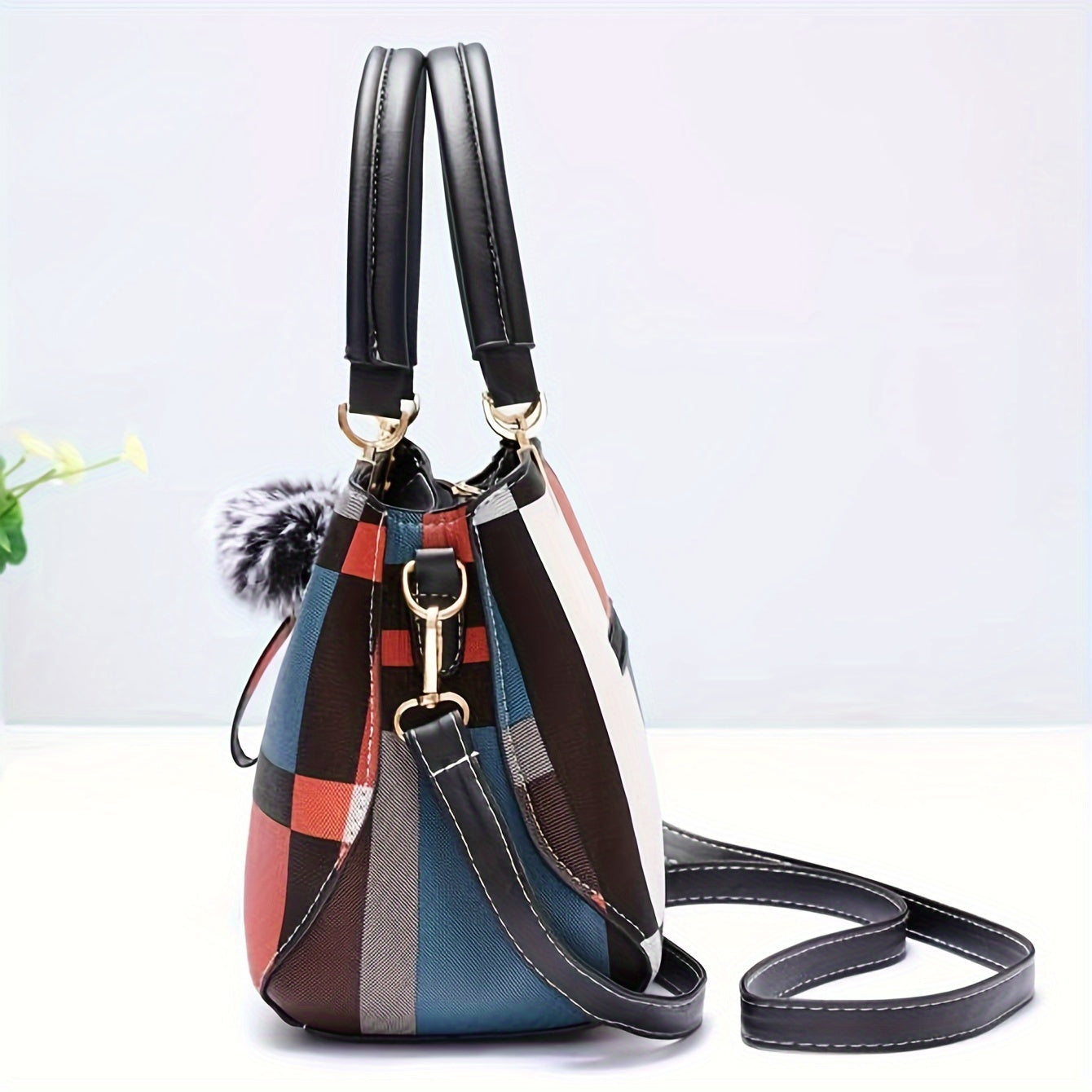 Borsa a spalla elegante con motivo a griglia, chiusura magnetica e scomparti multipli, ideale per occasioni formali e lavoro.