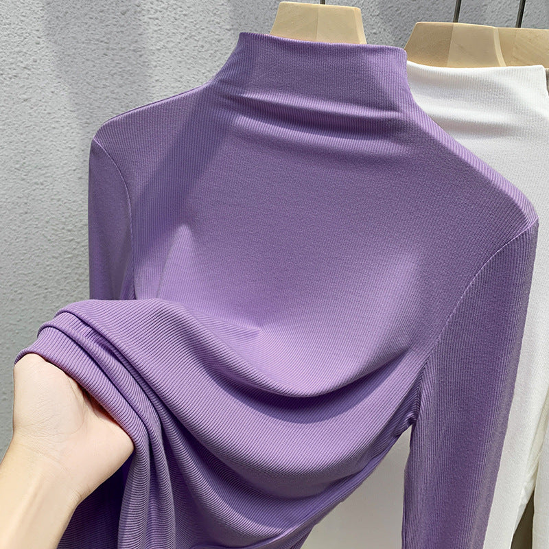 Maglietta aderente cortissima stile Western Valstrend con maniche lunghe e tessuto elasticizzato, indossata come intimo o top.