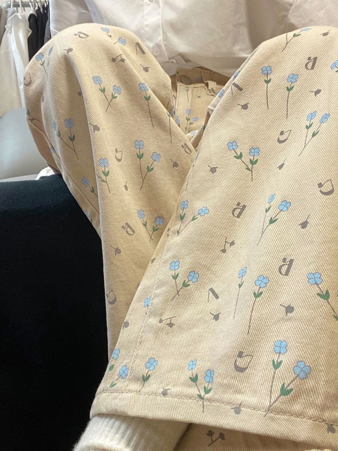 Jeans femminili Valstrend con motivo floreale albicocca, pantaloni larghi a gamba dritta e stile casual.