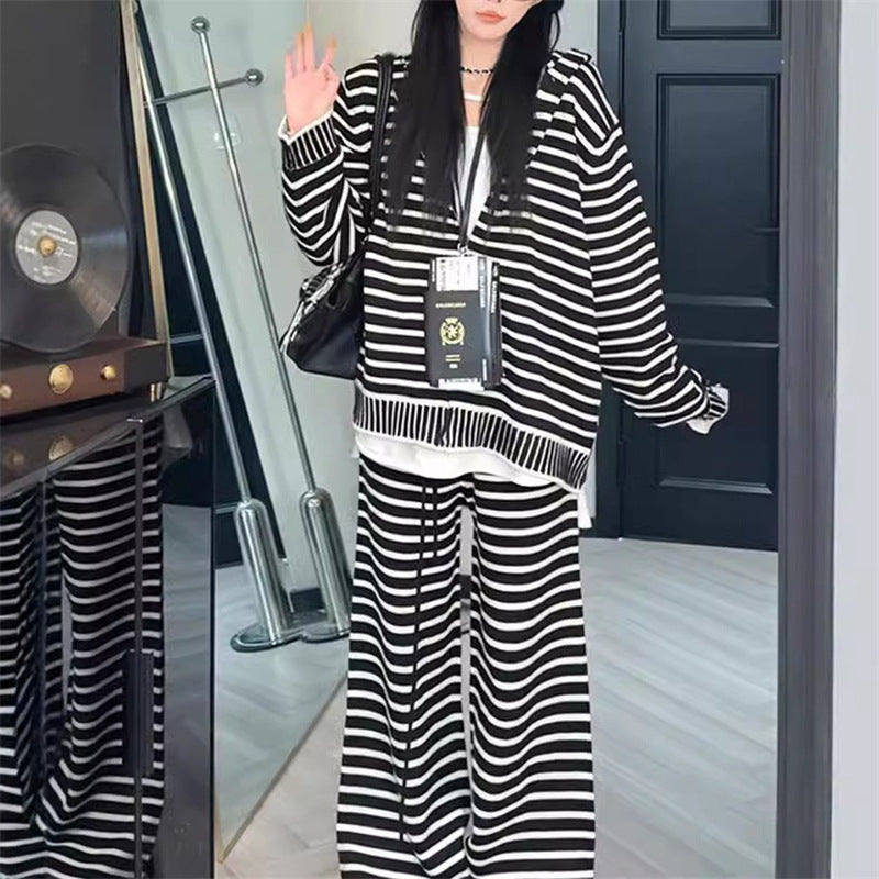 Completo casual da donna Valstrend con felpa a cappuccio a righe e pantaloni coordinati, stile coreano, morbido e comodo.