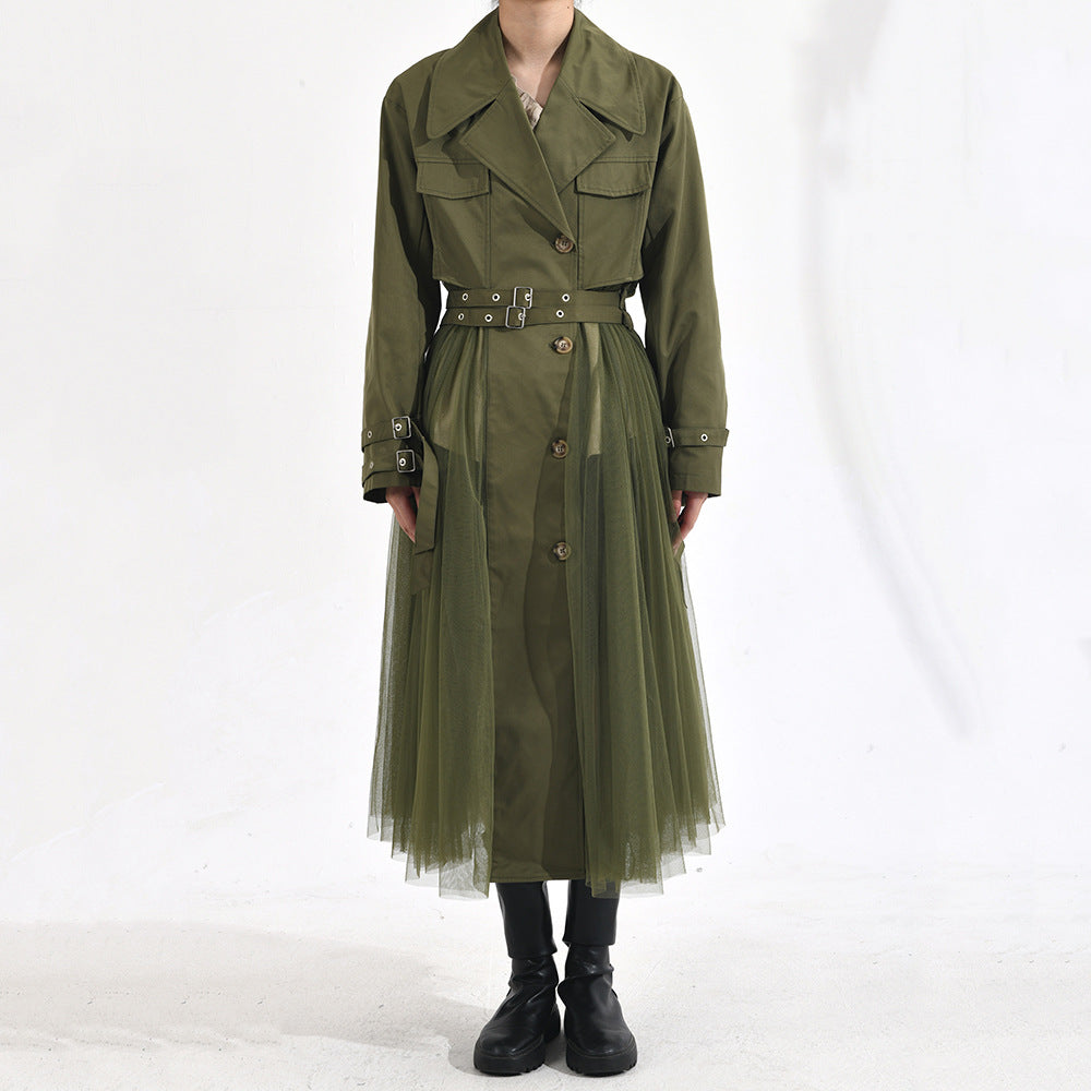 Giacca windbreaker verde in stile coreano da donna con cuciture in mesh, marca Valstrend, vista frontale.