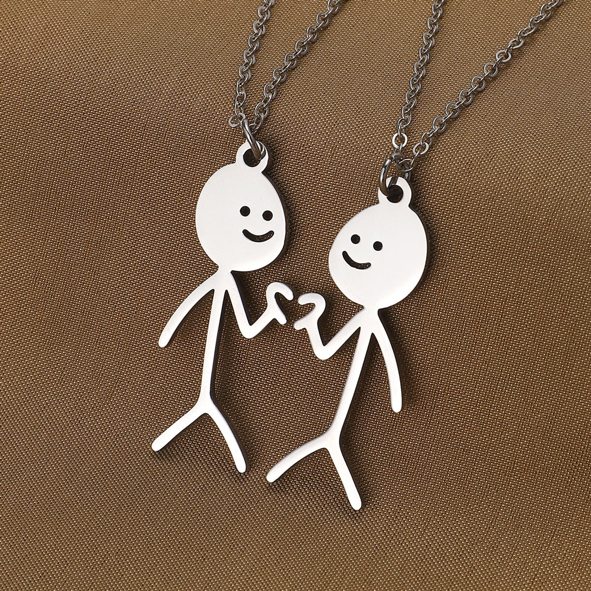 Collana con pendente a forma di simpatico stickman cartoon in acciaio inossidabile, stile divertente e moderno.
