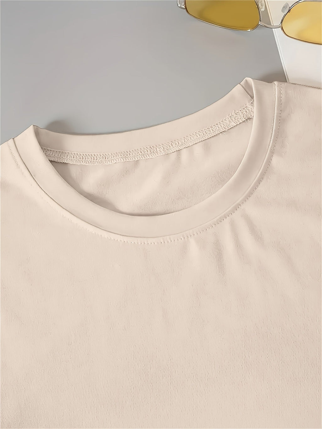 Vestito T-shirt casual donna Valstrend con stampa PARIS, collo rotondo, maniche corte, tessuto elasticizzato nero e bianco.