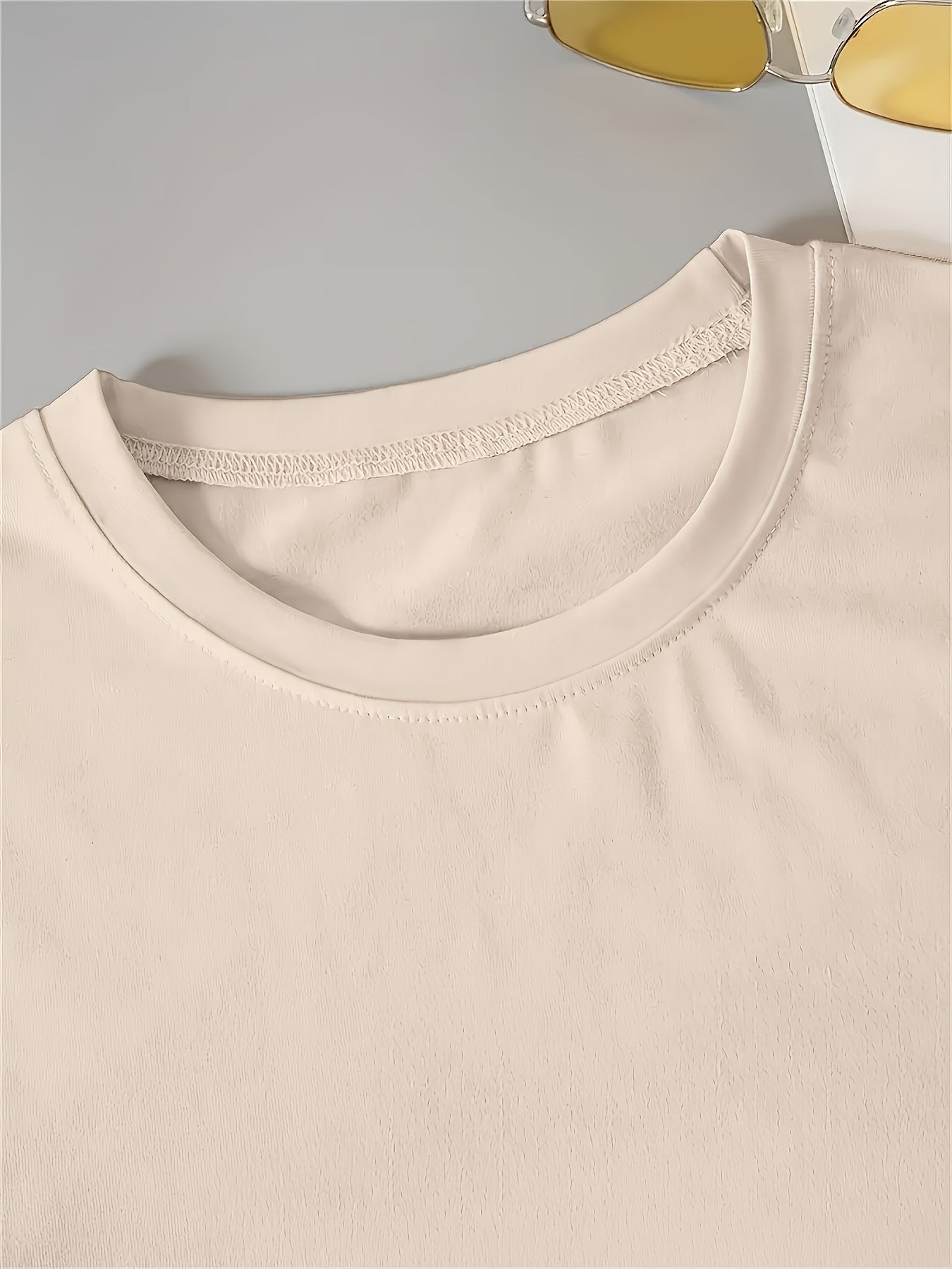 Vestito T-shirt casual donna Valstrend con stampa PARIS, collo rotondo, maniche corte, tessuto elasticizzato nero e bianco.