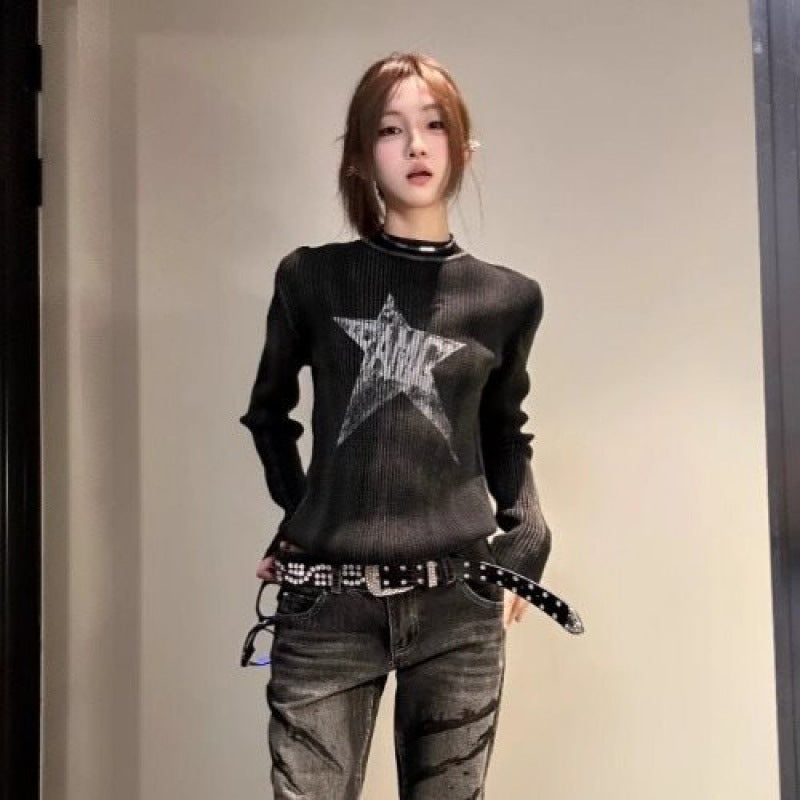 Maglione lungo retrò da donna Valstrend con maniche lunghe, stile vintage e dettaglio classico, visibile in primo piano.