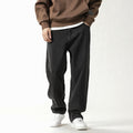Jeans larghi per uomo di taglia over, stile casual e trendy, marchio Valstrend, con tasche e cuciture visibili.