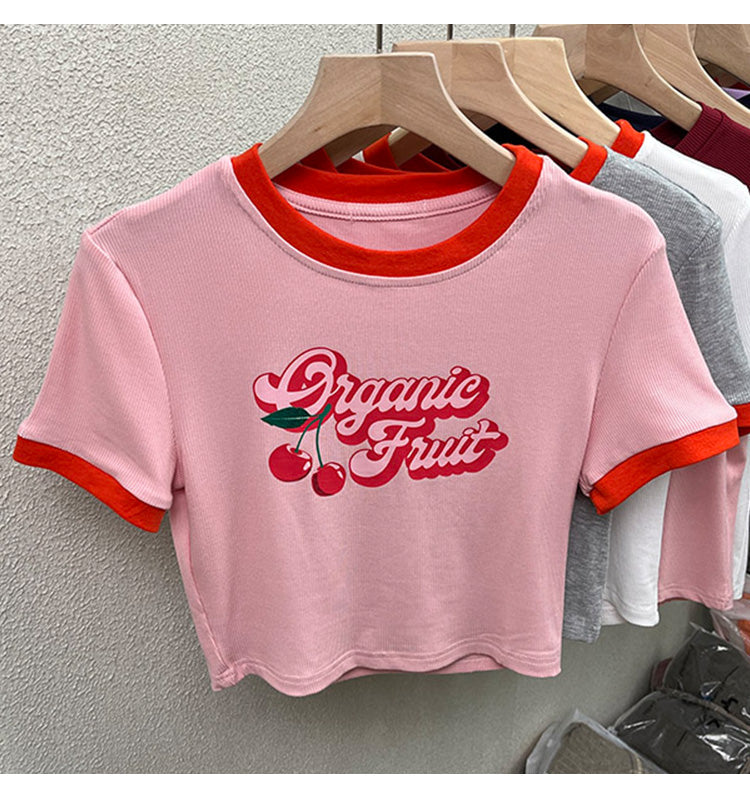 Maglietta crop-top slim-fit da donna a maniche corte di Valstrend, tessuto leggero e stile moderno.