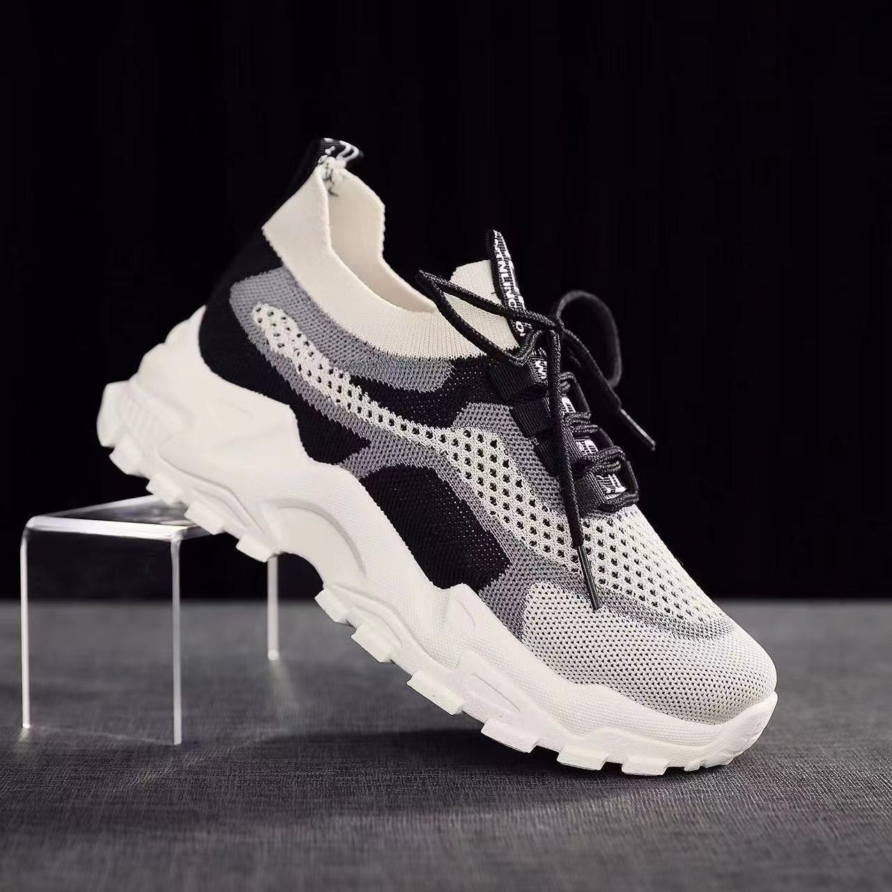 Scarpe sportive leggere e traspiranti da donna Valstrend, suola morbida e design comodo per uso casual e attività sportive.