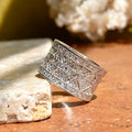 Anello femminile vintage Valstrend con motivo zirconio largo e dettagli decorativi in stile retrò.