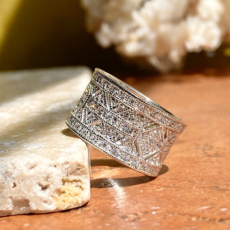 Anello femminile vintage Valstrend con motivo zirconio largo e dettagli decorativi in stile retrò.