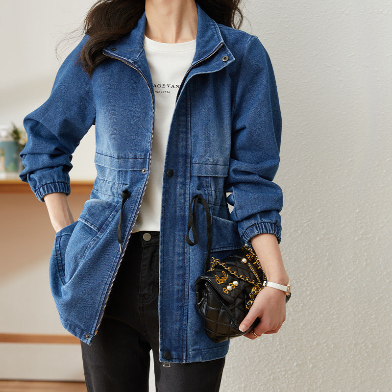 Giacca di jeans da donna Valstrend con cappuccio, stile casual, a metà lunghezza, ideale per look informali e comodi.