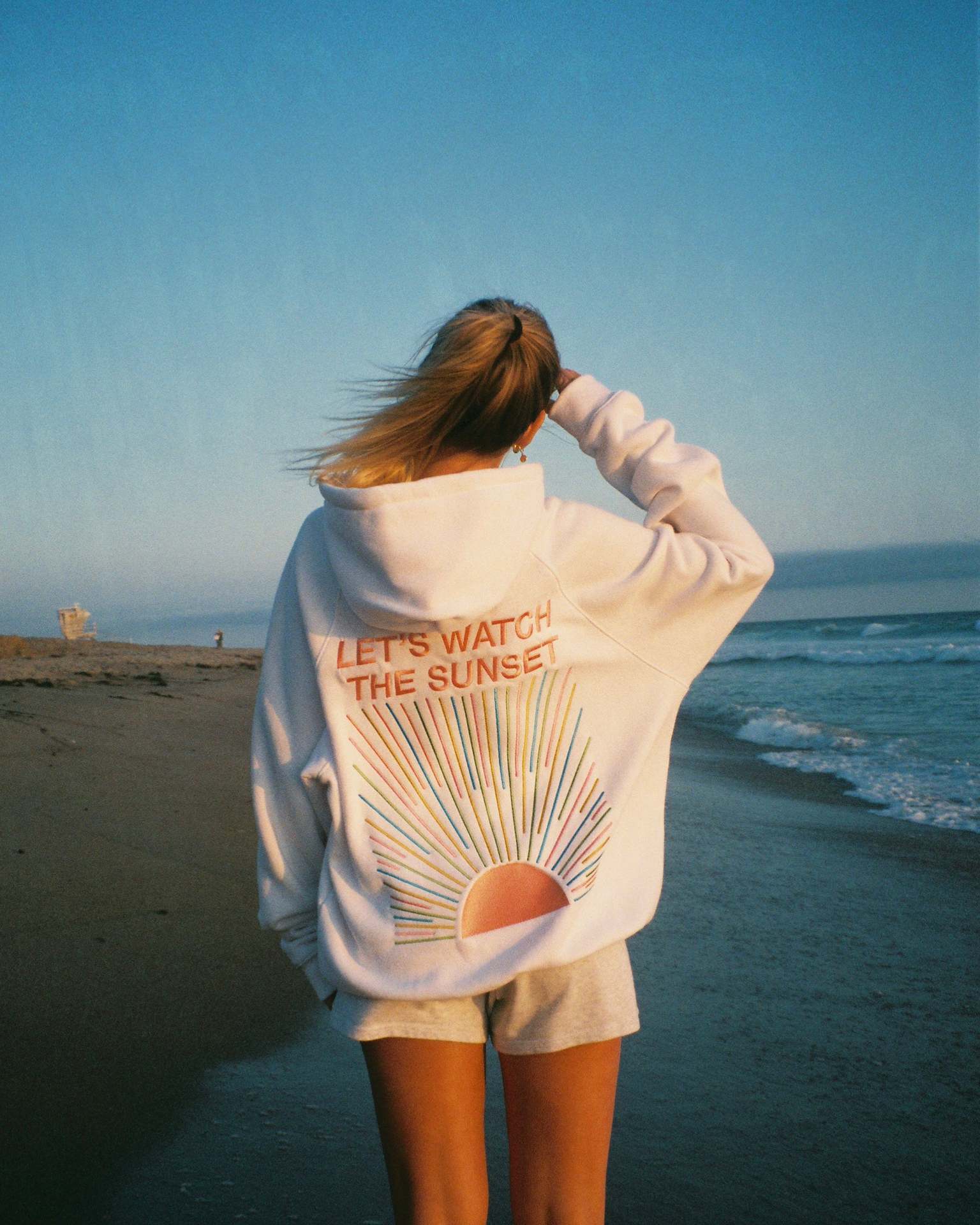 Maglione con cappuccio largo per donna Valstrend, tessuto morbido e comodo, in stile casual con lettere stampate sul davanti.