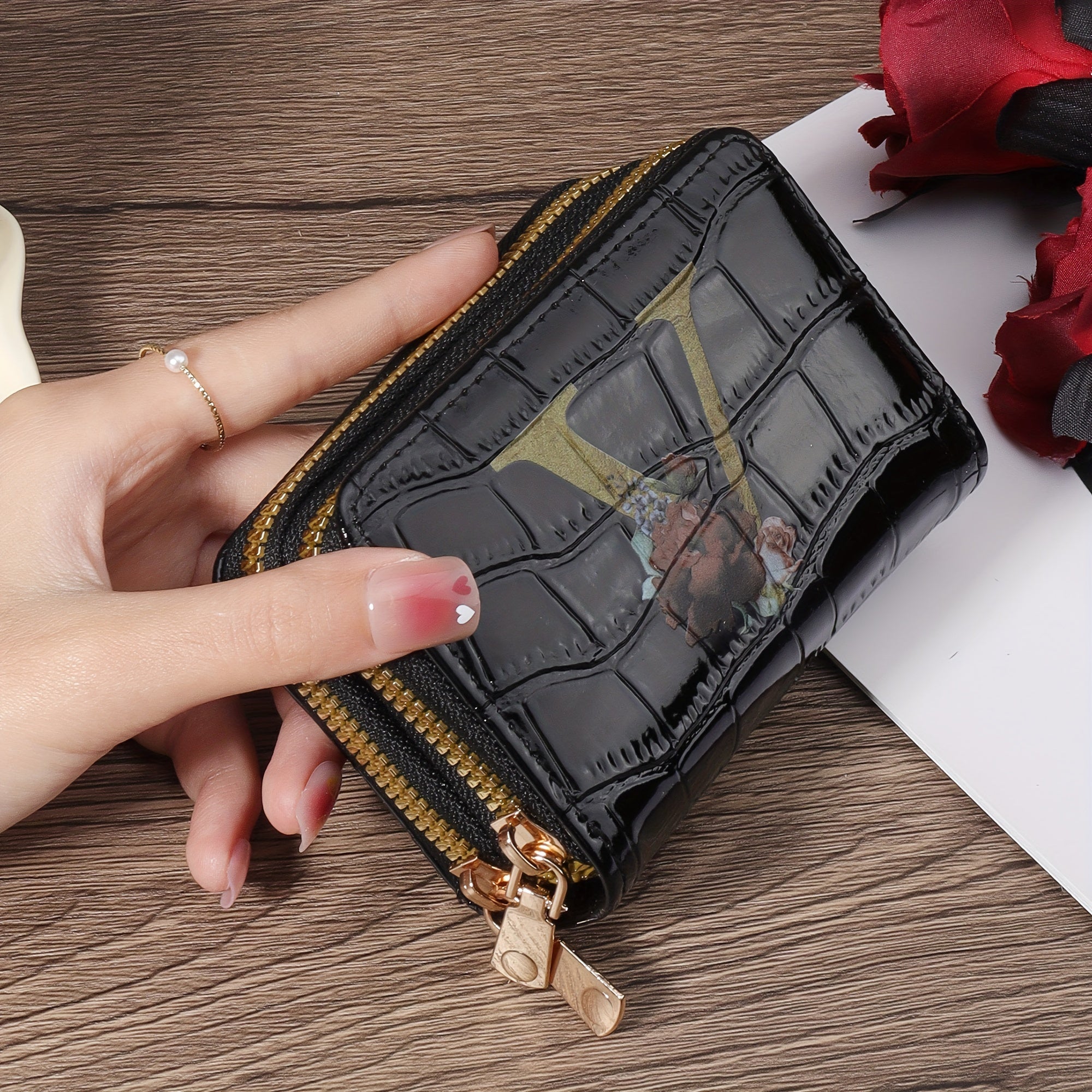 Portafoglio portacarte Valstrend con motivo floreale e lettere, piccolo con zip, ideale per donna o uomo, porta carte e monete.