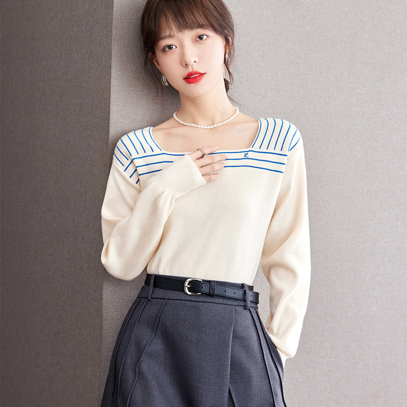 Maglione a righe blu navy stile retrò con colletto quadrato da marinaio francese, marca Valstrend, dettaglio moda elegante.