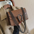 Borsa a tracolla donna Valstrend con catena fashion, piccola a forma quadrata, ideale per stile e praticità.